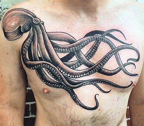 Tatouage de pieuvre sur la poitrine