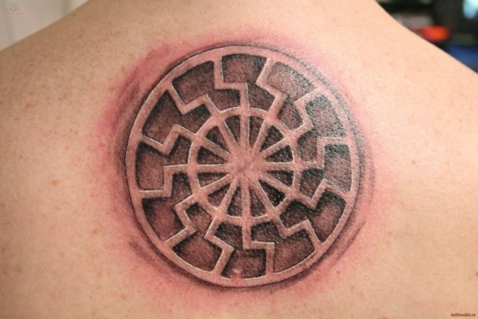 Tatouage du soleil noir et du mauvais œil