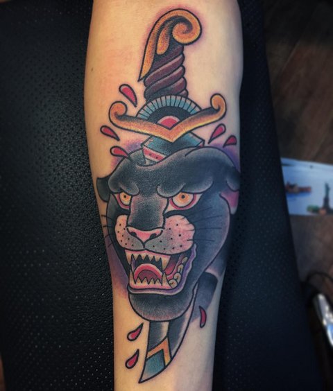 Tatouage de panthère dans un style ancien