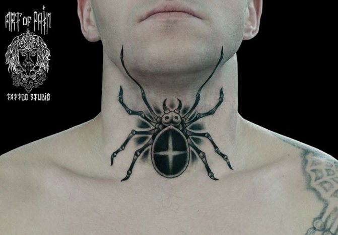 tatouage araignée de cou blackwork