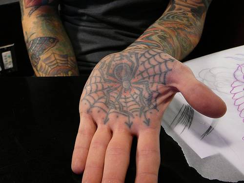 Tatouage toile d'araignée sur la paume de la main