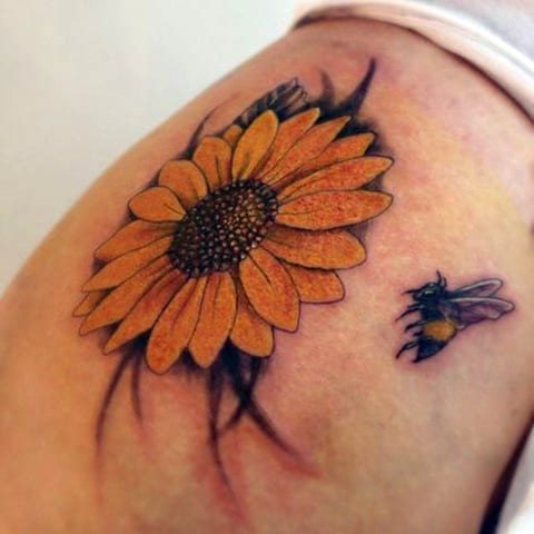 Tatouage d'une abeille et d'une fleur