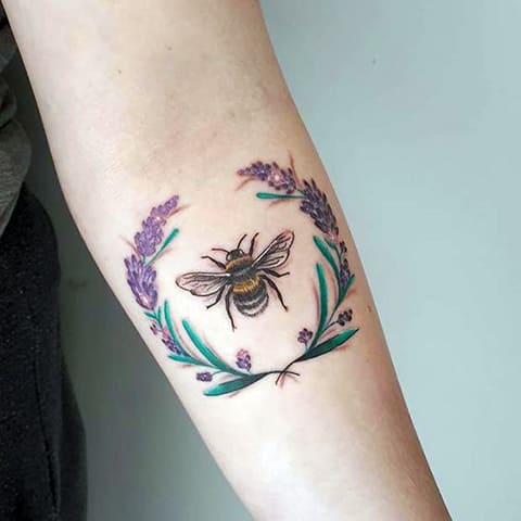 Tatouage d'une abeille et d'une couronne de fleurs