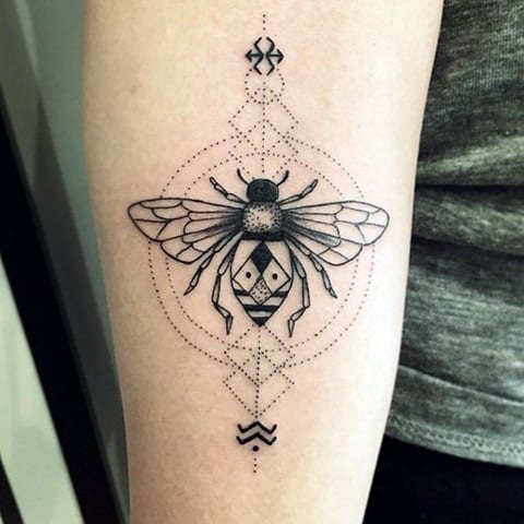 Tatouage d'une abeille sur la main