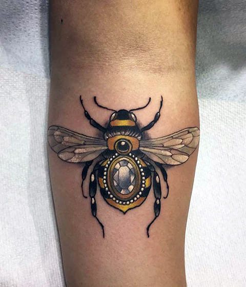 Tatouage d'une abeille sur le bras