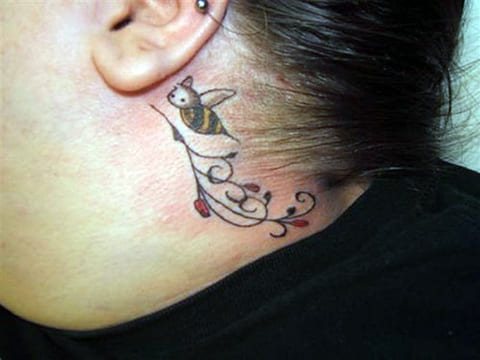 Tatouage d'une abeille derrière l'oreille