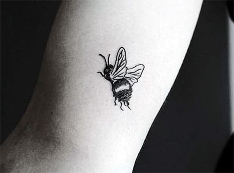 Tatouage d'une abeille