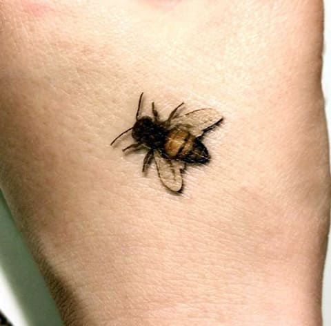 Tatouage d'une abeille