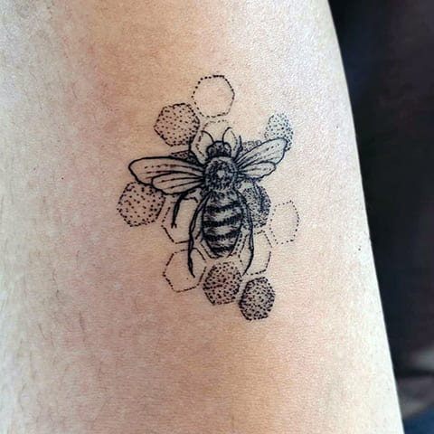 Tatouage d'une abeille