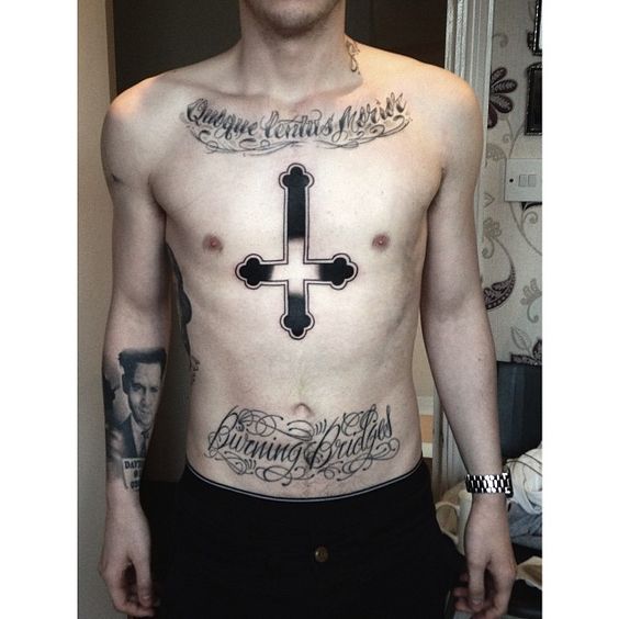 Croix inversée tatouage de croix sur la poitrine