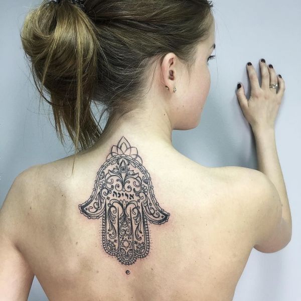 Tatouage de jambons à l'envers dans le dos