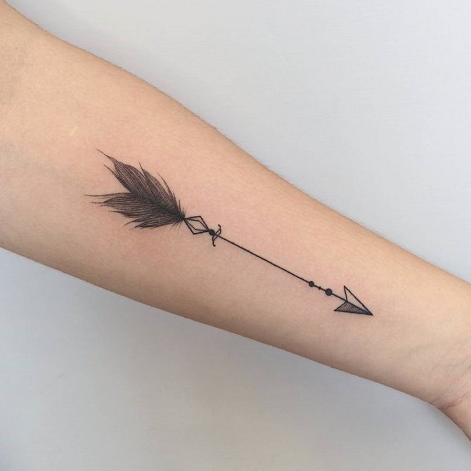 Tatouage d'une plume sur son bras