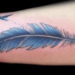 tatouage d'une plume