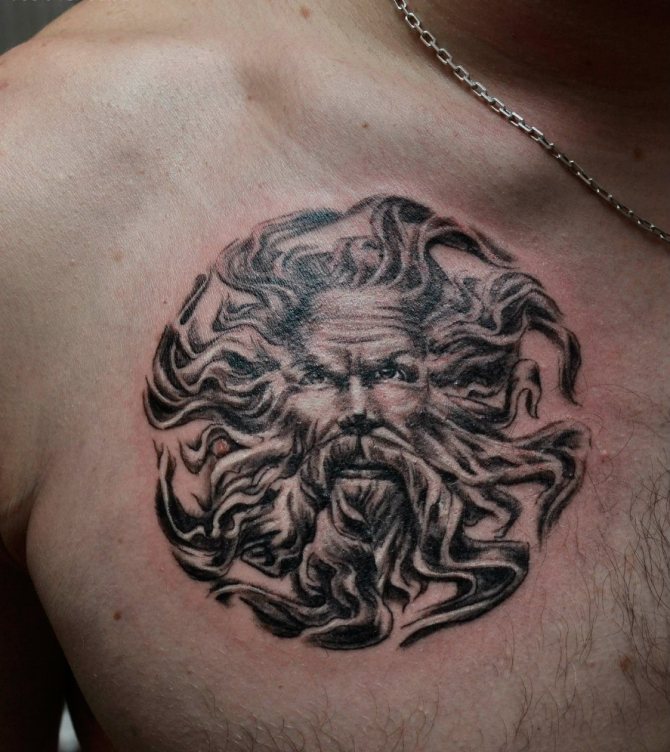 Un tatouage de plume qui récompense son porteur avec du pouvoir