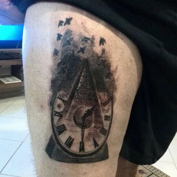 Horloge Pyramide Tatouage de pyramide sur la jambe d'un homme