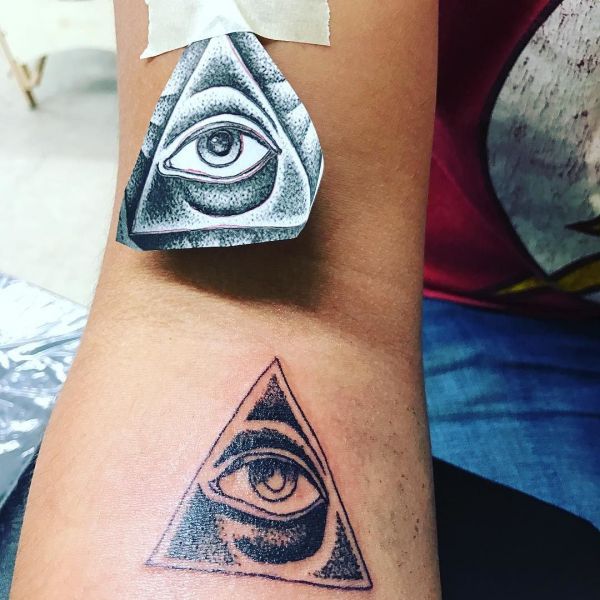 Tatouage de la pyramide et de la montagne de l'œil sur le poignet