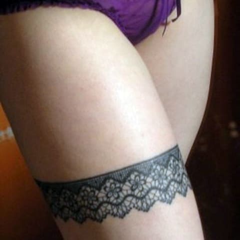 Tatouage d'une jarretière sur la jambe