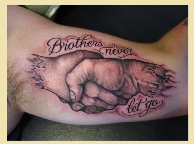 Tatouage de famille pour homme : Frères unis pour toujours