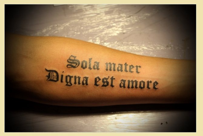 Tatouage familial latin : seule une mère est digne d'être aimée