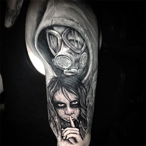 Tatouage de masque à gaz sur le bras