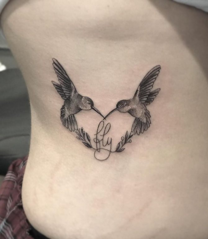 Tatouage d'oiseau sur les côtes