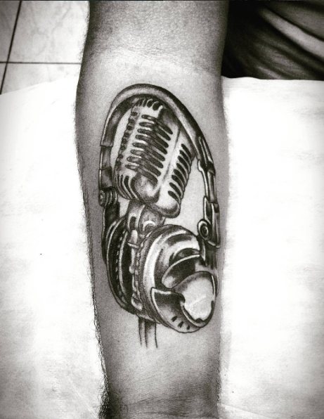 Tatouage d'un rocker sur l'épaule - casque avec microphone
