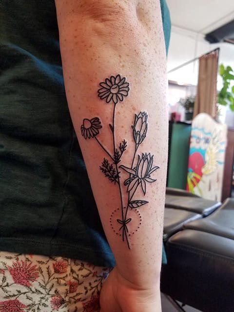 Photo de fille tatouée marguerite