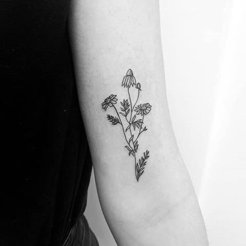 Tatouage de marguerite sur l'avant-bras