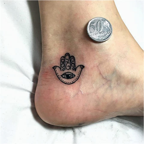 Tatouage de la main de Fatima sur la cheville