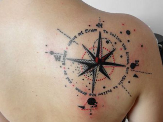 Tatouage de boussole runique : signification, croquis d'homme et de femme
