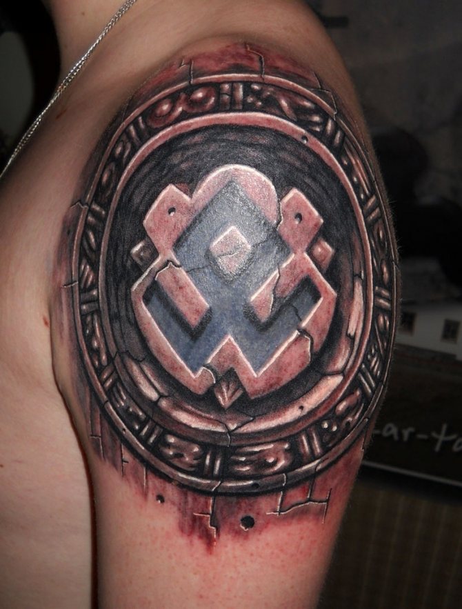 Tatouage boussole runique : signification, croquis homme et femme