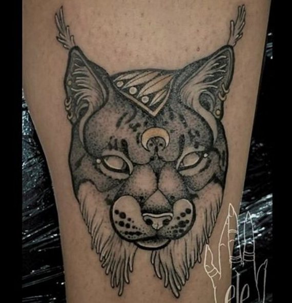 Tatouage de lynx sur les jambes