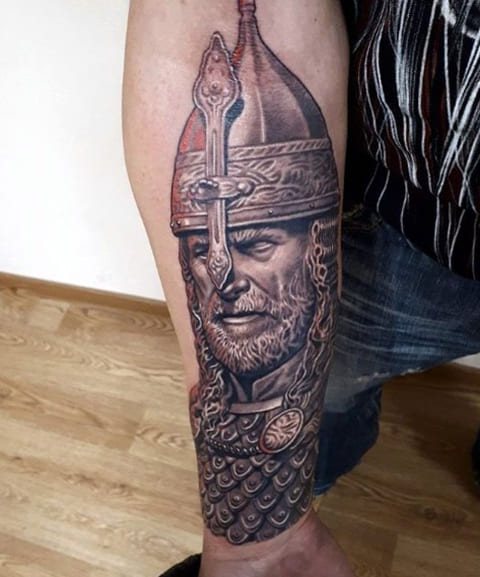 Tatouage d'une déesse dans un casque