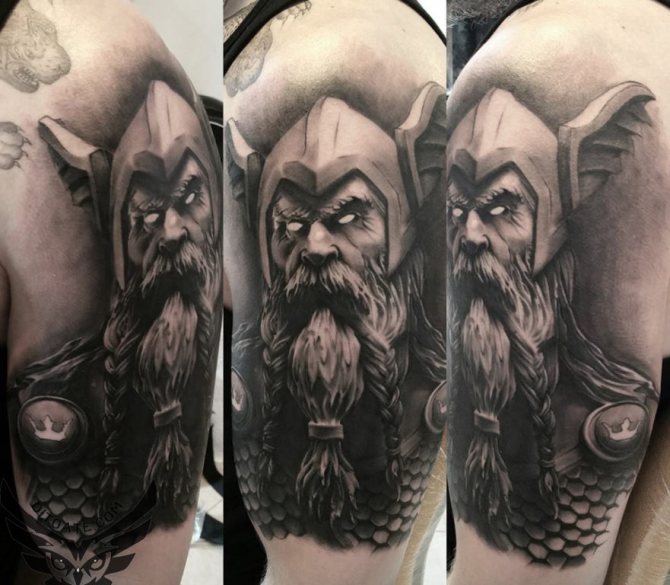 Tatouage avec le dieu Odin