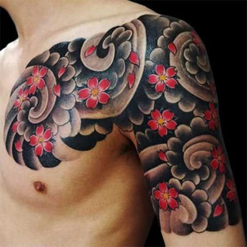 Tatouage avec des fleurs de cerisier