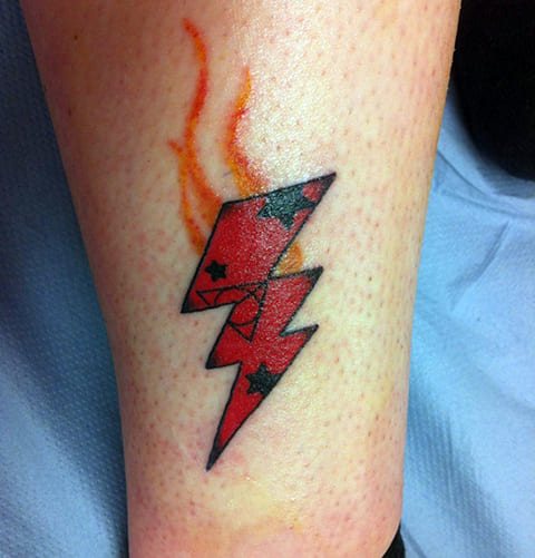 Tatouage avec des éclairs colorés sur sa jambe