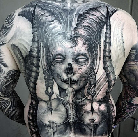 Tatouage de démon sur tout le dos