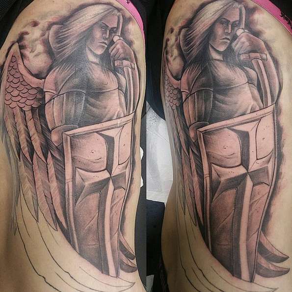 Tatouage de l'archange Michel avec bouclier et épée