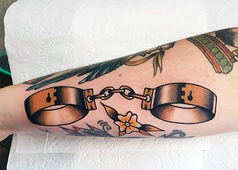 Tatouage de menottes sur la main