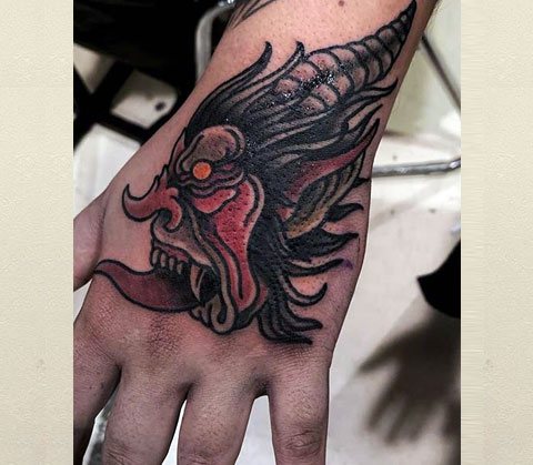 Tatouage de démon chinois sur la main