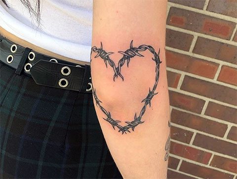 Tatouage d'un cœur en fil barbelé sur une fille