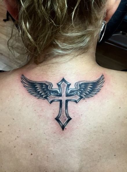 Tatouage de la croix avec des ailes dans le dos