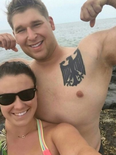 Tatouage nazi sur la poitrine d'un homme