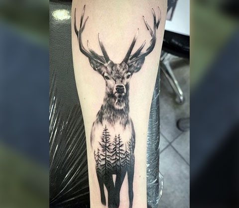Tatouage avec un cerf