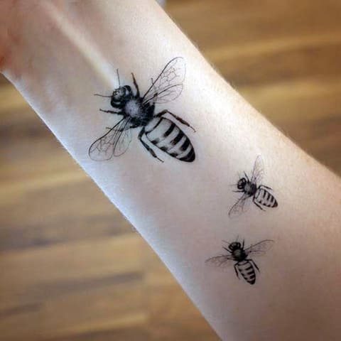 Tatouage d'une abeille sur le bras