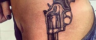 Tatouage d'un pistolet sur le côté d'une fille