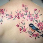 Tatouage avec un cerisier et un oiseau