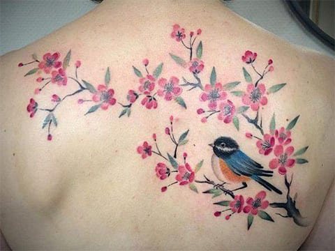 Tatouage avec cerisier et oiseau