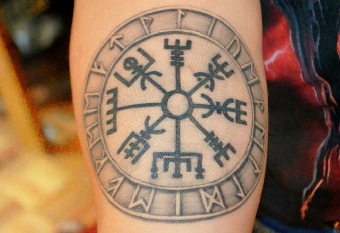 Tatouage avec une boussole runique scandinave