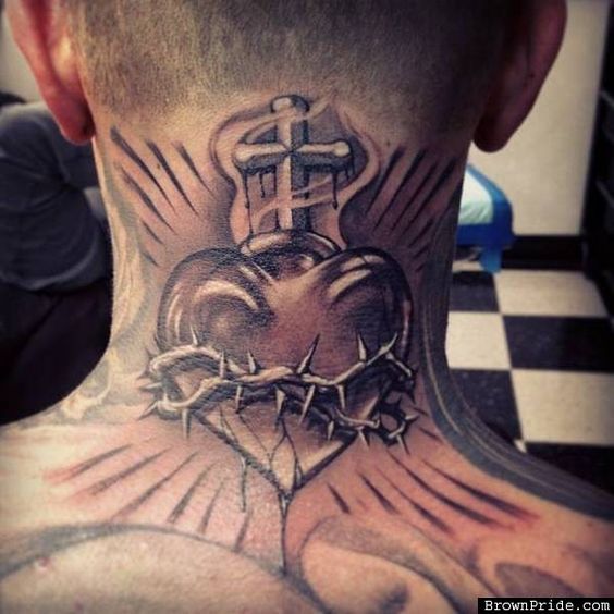 Tatouage d'un cœur et d'une croix sur son cou